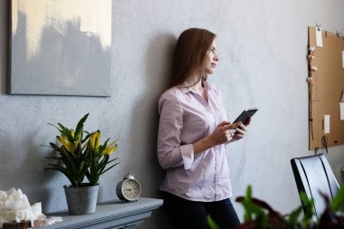 İş, iş. Ofisteki kız.