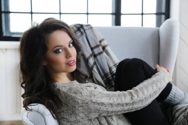 Sandalyede oturan güzel esmer