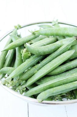 Masadaki yeşil bezelyeler