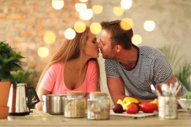 Aşçılık, aşkım. Mutfakta sevimli bir çift var.