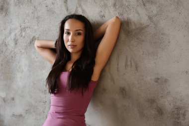 Beton arka planda güzel bir kız