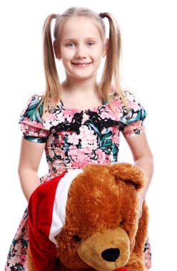 Beyaz arka plan üzerinde onun oyuncak ayı ile şirin kız