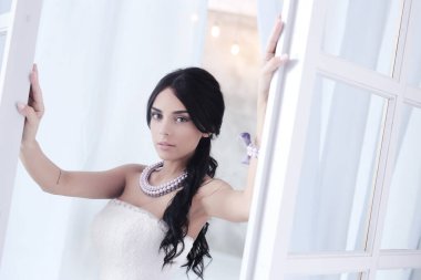 Gelinlik içinde güzel gelin