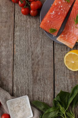 Masada çiğ somon var.