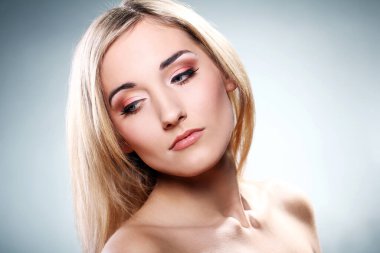 genç ve güzel sarışın portresi