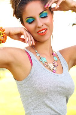 Sanatsal makyaj ve süslemeleri olan güzel genç bir kadın.