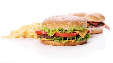 Beyaz arka planda büyük ve lezzetli hamburgerler