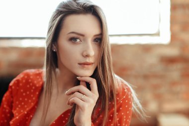 Kırmızı elbiseli güzel kadın.