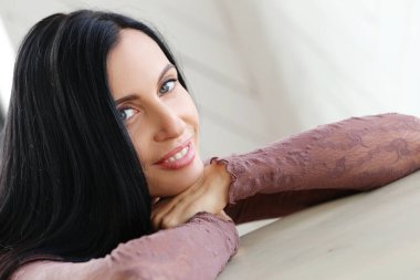 Güzel gülüşü olan tatlı bir kadın.