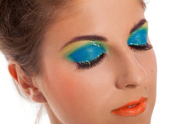 Beyaz arka planda parlak sanatsal makyajlı güzel beyaz kadın.