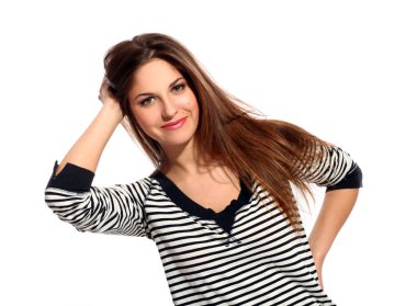 Beyaz arka planda uzun saçlı güzel bir genç kadın.