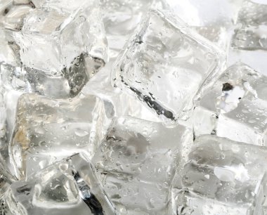 Donmuş su. Masada buz var.