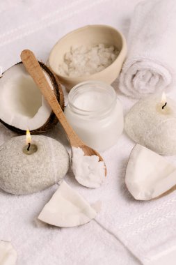 Spa mı? Masada doğal hindistan cevizi yağı var.