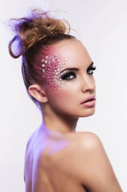 Fantastik Makyaj beyaz zemin üzerine ile güzel bir kadın