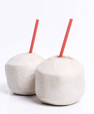 Yiyecekler. Beyaz arka planda soyulmuş hindistan cevizi