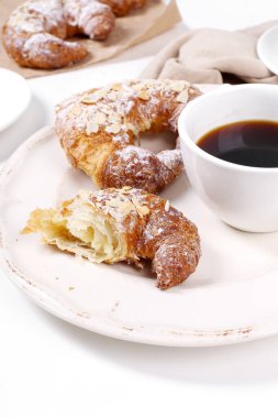 Yiyecekler. Ay çöreği masada.