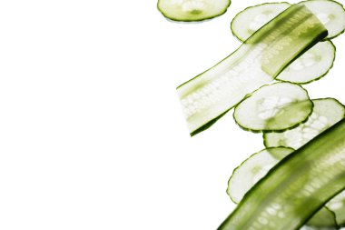 Beyaz arkaplanda salatalık