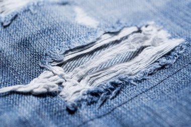 Kotun yırtık bir parçasının yakın plan fotoğrafı.