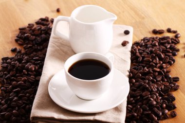 Bir fincan sıcak sade kahve.