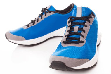 Beyaz arka planda bir çift mavi spor ayakkabısının resmi