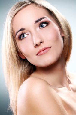 genç ve güzel sarışın portresi