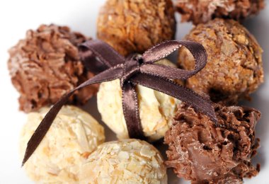 Çikolata şekerlemelerini kapatın. 