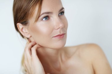 Güzellik. Yakın planda güzel bir kadın.