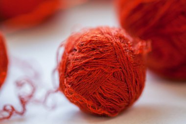 Masadaki renkli örgü iplikçiklerinin yakın plan resmi