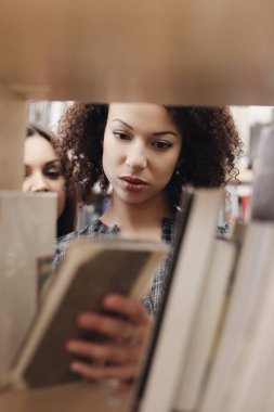 Eğitim, eğitim. Kütüphanedeki Kadınlar