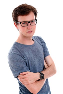 Beyaz arka plan üzerinde gözlüklü genç mutlu adam portresi