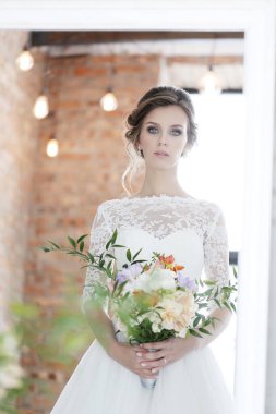 Gelinlik içinde güzel gelin