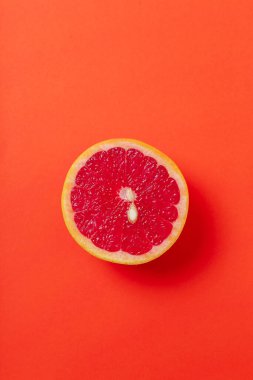 Kırmızı arkaplanda greyfurt
