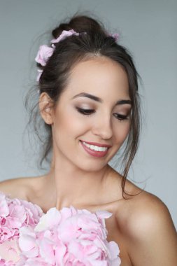 Güzel vücutlu güzel bir kadın.