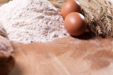 Ahşap masadaki pişirme malzemelerini kapat.