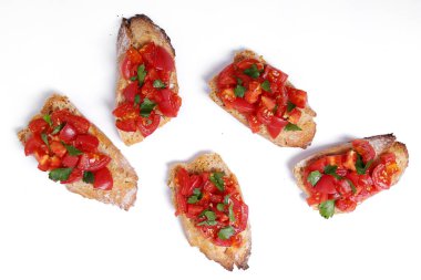 Beyaz arka planda nefis bruschetta.