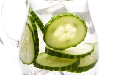 Beyaz arka planda içecek tazeleyici