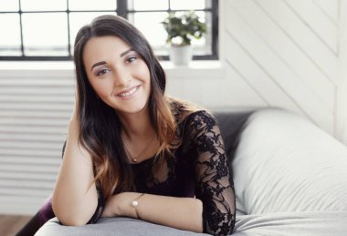 Genç yüzlü güzel kız.