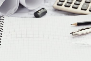 Ofis. Masadaki kırtasiye malzemesi