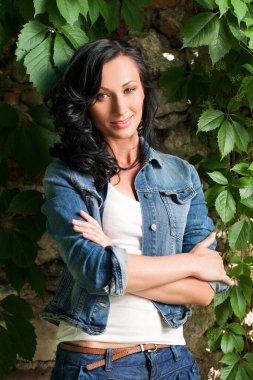 Parkta kot ceketli güzel bir kadın.