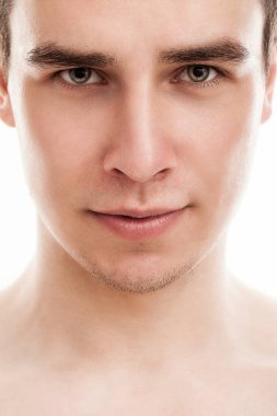 Tişörtsüz, yakışıklı bir adamın portresi.