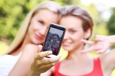 fotoğraflarını bir parkta alıyor iki kız portresi