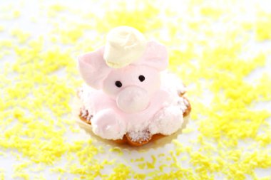 Beyaz üzerine izole edilmiş domuz şeklinde taze ve lezzetli bir pasta.