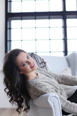 Sandalyede oturan güzel esmer