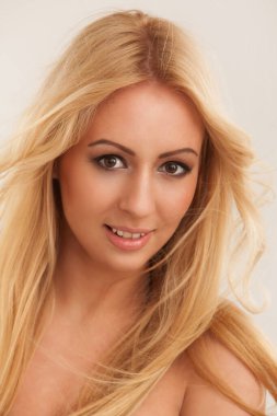 Uzun saçlı güzel sarışın kadının portresi.