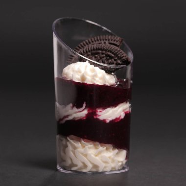 Aperatif. Bardaktaki lezzetli tatlı.