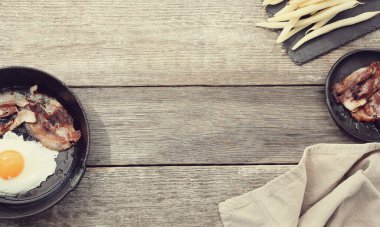 Kahvaltıda. Jambonlu sahanda yumurta.