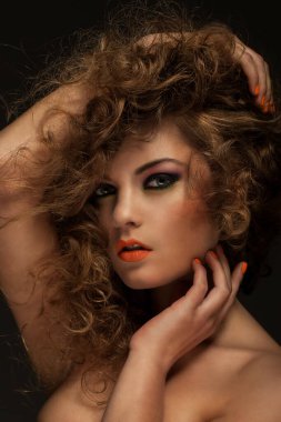 Bukleli ve akşam makyajlı güzel beyaz kadın.