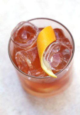 Kokteyl içeceği masada.