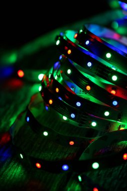 Masanın üzerinde ışıklar vardı.