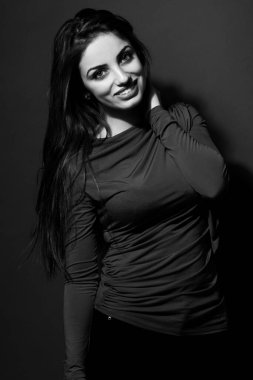 uzun saçlı esmer genç ve güzel bir portresi